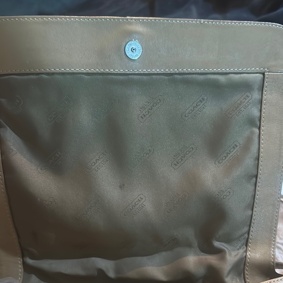 Elegant Tan Leather Shoulder Bag - Picture 6 of 10